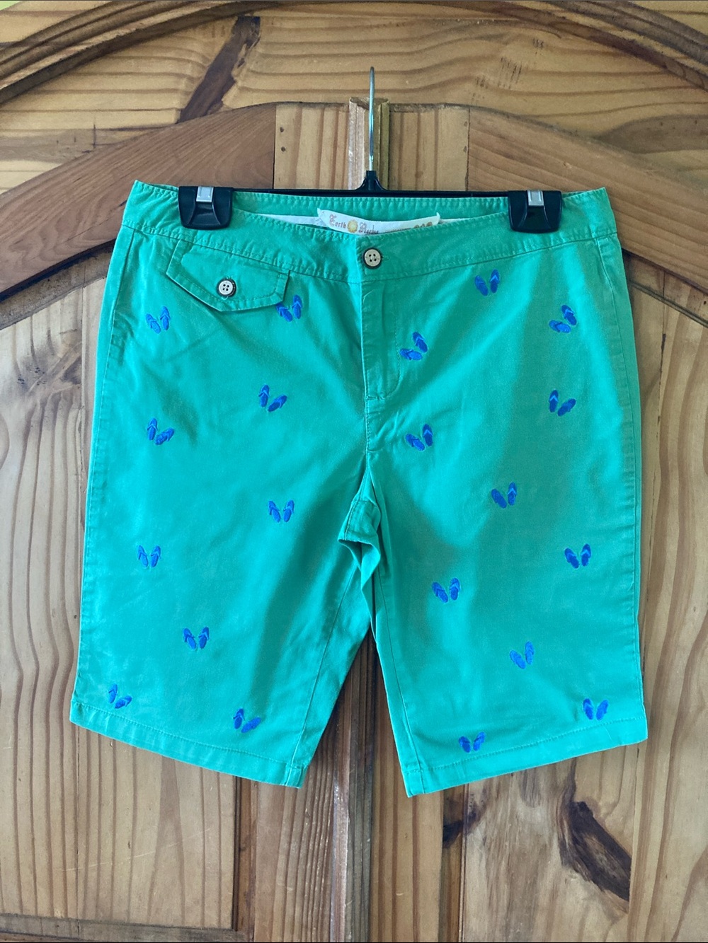 Women's Earth Rocks green blue embroidered flip flop cute long shorts size 9